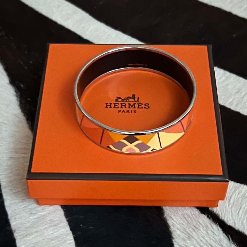Authentic Vintage Hermes Bangle in a fabulous geometric pattern - PM size